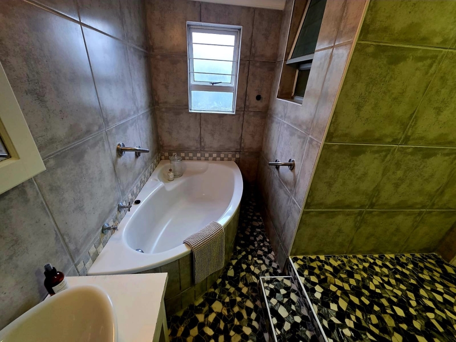 6 Bedroom Property for Sale in Oceanview Heights Western Cape